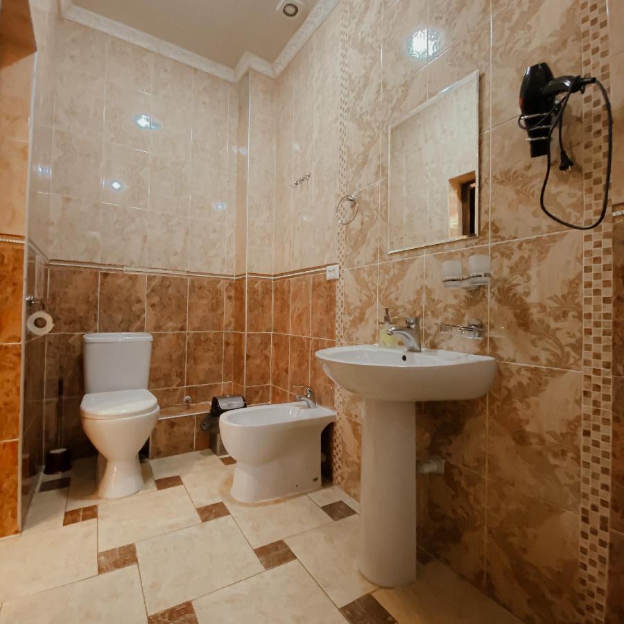 בישקק Galeon Hotel מראה חיצוני תמונה